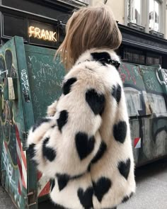 @KendraAlexandra on Instagram What To Wear In New York, Nyc Vibes, Plush Coat, Estilo Real, Uh Huh, Looks Street Style, Winter Trends