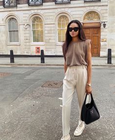 Linen Trousers Outfit, Trousers Outfit Casual, Beige Pants Outfit, Wide Leg Trousers Outfit, Wide Leg Linen Trousers, Trousers Outfit, Simple Summer Outfits, Inspiration Mode