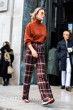 Vogue Street Style, Adidas Street Style, Chess Pattern, Plaid Pants Outfit, Looks Adidas, Style Casual Chic, Sneakers Street Style, La Fashion Week