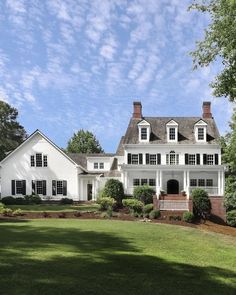 A classic style american home on a sunny day White Colonial House Exterior, Colonial House Exterior, White Colonial, Colonial House Exteriors, Southern House, Dream Life House, White Picket Fence, Barbie Dream House, Picket Fence