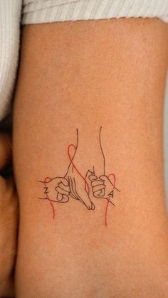 tatuaje lindo ideal para mamás Tattoo For Mom Of Two, Mom Related Tattoos, Tattoo Ideas About Moms, Tattoos For Motherhood, Mom Of Two Tattoos, Tattoo Two Hands, Baby Holding Finger Tattoo, Tattoo Ideas 2024, Tattoo For Two Kids