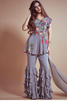 Islamic wear Gharara. Eid Look, Frock Fashion, Designer Kurti Patterns, Pakistani Dresses Casual, Salwar Kamiz, Indian Gowns Dresses, Kids Designer Dresses, Kurti Designs Party Wear, Sleeves Designs For Dresses