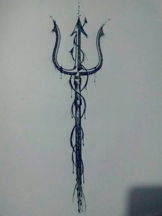 an artistic tattoo design on the side of a white wall with arrows and vines coming out of it