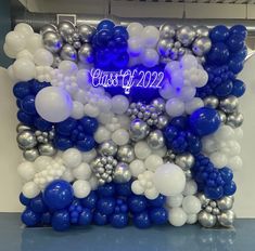 blue and white balloons are arranged in the shape of a square with an inscription class of 2012 on it