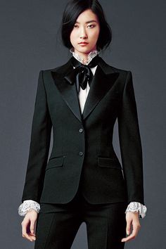 Womens Suits Business, Mode Casual, Black Suit, Dolce E Gabbana, Looks Chic, Lapel Pin, Look Chic