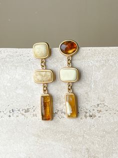 Handmade sterling silver 925 earrings in matt gold plated with natural Baltic amber inlay. Length 5,5 and 5,6cm. All elements in geometric shapes are painstakingly selected by the designer, which is why they are so perfectly combined with each other and reveal part of the palette of shades of amber. The stud lock is attached to the first insert. Amber Earrings Handmade, Jewelry Product Shots, 925 Earrings, Boom Box, Amber Earrings, Fancy Jewellery, Amber Jewelry, Baltic Amber