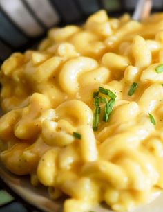 macaroni and cheese is sitting on a plate