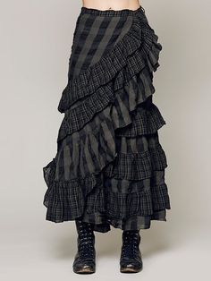 Ruffle Wrap Skirt, Strega Fashion, Dark Mori, Bellatrix Lestrange, Bohemian Skirt, Grunge Look, Skirt Maxi, Ruffled Skirt, Winter Skirt