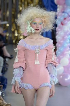 Haute Couture Outfits, Meadham Kirchhoff, London Spring, Fashion Tips For Women, Vogue Fashion, London Fashion, Fashion Week Spring, London Fashion Week, Colorful Fashion