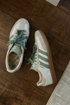 Women Shoes Adidas, Adidas Samba Colors, Samba Shoes Women, Sneakers Outfits Women, Outfits With Sneakers Women, Green Sneakers Women, White Sneakers Women Outfit, Sambas Adidas Women