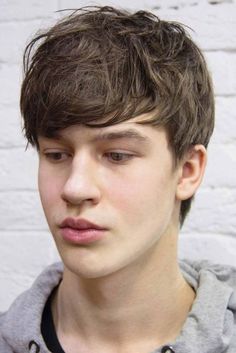 The ultimate guide to fashionable men’s hairstyles with fringe 15 ideas Bowl Cut Men, Mens Fringe Haircut, Guy Hair Cuts Short, Haircut For Boys, Fringe Bangs Hairstyles, Boy Hair Styles, Brad Pitt Hair, Short Men's Hairstyles, Men Wigs