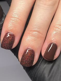 thanksgiving nails: shimmery chocolate brown nails Gel Thanksgiving Nails, Thanksgiving To Christmas Transition Nails, Fall Nails With Sparkle, Nov Nails 2023, Thanksgiving Nail Colors Dip, Thanksgiving Nails Short Dip, Fall Thanksgiving Nails 2023, Thanksgiving Dip Powder Nails, Thanksgiving Ombre Nails