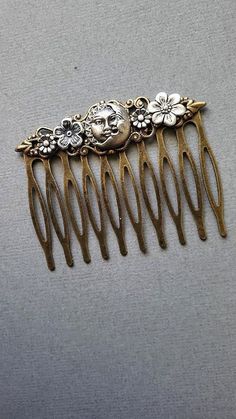 Moon Haircomb This Crescent Moon face Hair Comb makes a lovely hair accessory for beautiful hair styles. This haircomb is charming with elegant and amazing Flowers. It is great for special occasions like weddings, but can also be great for everyday wear ☻Link to More Hair Accessories: https://www.etsy.com/shop/FashionCrashJewelry?ref=profile_header&search_query=hair+accessories ☻Link to The ENTIRE SHOP: https://www.etsy.com/shop/FashionCrashJewelry?ref=shopsection_shophome_leftnav&ga_search_quer Celestial Hair Comb, Whimsical Hair Accessories, Whimsigoth Hair Accessories, Vintage Hair Pin, Sun Hair Accessories, Pretty Stuff To Buy, Vintage Accessories Aesthetic, Hair Comb Hairstyles, Astrology Accessories