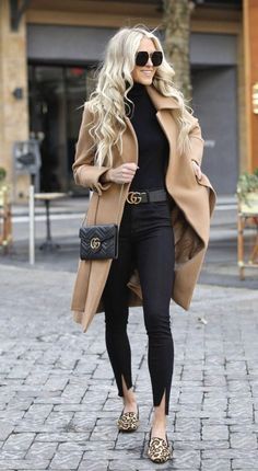 #Winter#WinterOutfits#Fashion2024#SeasonalFashion#WinterTrends#StyleTips#ColdWeatherOutfits#Skirts#Layering#MidiSkirtsIdeas#OutFitIdeas#WinterFashion#WinterOutfitsAesthetic#WinterOutfitsKorean#WinterOutfitsForWomen#ChristmasOutfit Doc Martens Outfit, Fall Fashion Coats, Casual Chic Outfits, First Date Outfits, Fashion Blogger Outfit, Chic Chic, Stil Boho, Blogger Outfits, Casual Outfit Inspiration