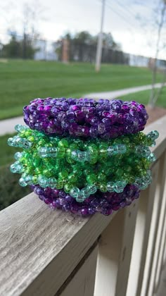 Rotating Hulk Kandi Cuff perfect for trading/giving to special people at festivals and shows! The middle piece spins allowing for that "carousel" affect Kandi Ideas Cuffs, Kandi Projects, 4 Color Combos, Kandi Inspiration, Rave Jewelry, Bracelets Kandi, Pony Bead Projects, Kandi Beads, Diy Kandi Bracelets