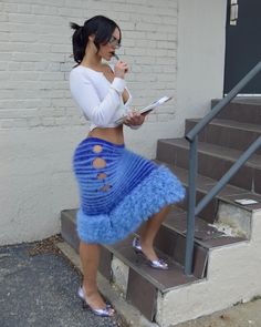 Outfit Ideas Blue, Casual Outfits Winter, Office Outfit Ideas, Fur Skirt, Skirt Knit, April Fool, Feather Skirt, Blue Feather, Crochet Skirt