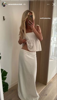 Outfit Jean Blanc, Milan Vacation, All White Outfit Ideas, Ootd Elegant, Ootd Vacation, Beach Mediterranean, Silk Skirt Outfit, White Outfit Ideas, Silk Skirts