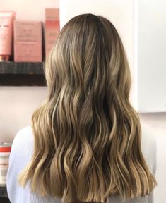 Holiday hair by @carlyquist using Elixir Ultime Hair Oil Diksha Sharma, Aesthetic Balayage, Simply Hairstyles, Blonde Honey, Cute Hairstyles Updos, Balayage Brown, Long Shag Haircut, Blonde Balayage Highlights, Blond Balayage