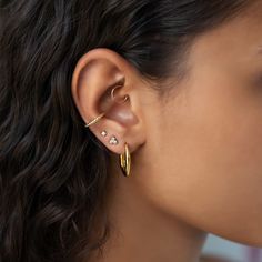 Classic Rope Gold Ear Cuff that will hug your conch perfectly. Perfect to wear alone or paired with other huggie earrings.| Lead and Nickel free. Sold as a SINGLE earring, purchase 2 for a pair Gold Vermeil (Thick layer of Gold plated over Sterling Silver) Thickness1.5mm(0.06in) Inner Diameter 10mm(0.4in), Outer Diameter 13mm(0.5in) Adjustable sizing #E517-Gx1 Conch Jewelry Hoop, Conch Piercing Aesthetic, Conch Piercing Hoop, Piercing Combinations, Faces Aesthetic, Piercing Placement, Inner Ear Piercing, Ear Piercing Combinations, Outer Conch Piercing