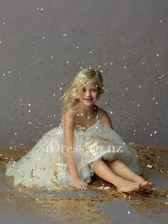 gifting. gold tool. sitting in gold glitter ...... ? Tmavý Blond, Glitter Photo Shoots, Seahorse Dress, Glitter Photo, Foto Tips, Holiday Pictures, Jolie Photo, Photo Op