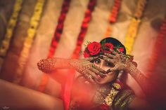 Mehendi Shoot, Mehendi Pose, Mehendi Photography Bridal, Mehndi Poses, Mehendi Poses, Mehndi Pics, Wedding Ideas Indian, Bride Mehndi, Mehendi Photography