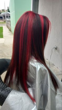 Pink And Red Skunk Stripe, Chunk Red Highlights, Dracula Hair Dye, Scarlet Hair Color, Skunk Stripe Hair Red, Red And Black Skunk Hair, Chunky Red Highlights On Dark Hair