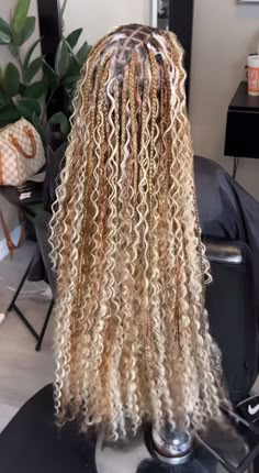 Box Braids With Curls Blonde, Brown And Blonde Protective Styles, 27 And 613 Knotless Braids With Curls, Goddess Braids Hairstyles Blonde, Blond And Brown Goddess Braids, 613 Bohemian Knotless Braids, Blond Braids With Curly Ends, Goddess Braids Ideas, Braids For Black Women With Blonde