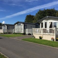 several mobile homes are lined up along the street