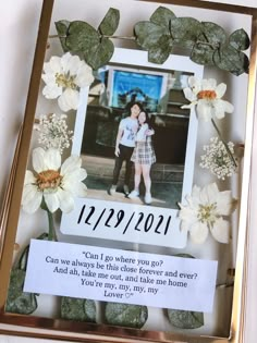 4x6 flower frame gift idea for boyfriend Picture Anniversary Gifts, Romantic Anniversary Gifts For Him, Cute Shadow Box Ideas, Flower Anniversary Gift For Him, Anniversary Homemade Gifts, Cute Surprises For Girlfriend, Homemade Anniversary Gifts For Him, Frame For Anniversary, Diy Gifts For Husband