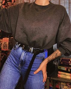 Moletom fashion dos anos 90, calça jeans e cinto de couro. 90s Turtleneck Outfit, 1990s Fashion Grunge, Corset With Jeans, Oversized Cardigan Pattern, Plus Size Vintage Fashion, Blue Jeans Outfit, 90s House, 80s 90s Fashion