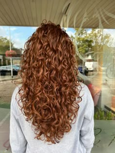 Bonita Cabellokrullenkapper in Barendrechtgespecialiseerd in krullen knippen en kleurenWij werken met natuurlijke en biologische producten. Ginger Permed Hair, Red Curly Hair Balayage, Long Wavy Red Hair Natural, Curly Haircut Long Hair, Long Layers Haircut Curly Hair, Curly Ginger Hairstyles, Ginger Balayage Curly Hair, Cowgirl Copper Curly Hair, Curly Brown Red Hair