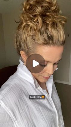 Mid Length Curly Hair Updo Easy, Long Curly Hair Updos, Curly Hair Updo Easy, Mid Hair Styles, Easy Curly Hair Updo, Easy Curly Updo, Curly Hair Bun Styles, Bridesmaid Hair Curly, Mini Instagram