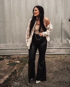 Black Western Fashion, Black Bell Bottoms Outfit Western, Leather Pants Western Outfit, Western Leather Pants Outfit, Realtor Fits, Black Bell Bottoms Outfit, Western Gothic Fashion, Yallternative Aesthetic Outfits, Buckle Bunny Outfits