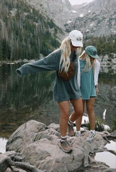 Your Entire Guide for Dressing Perfectly on a Camping Trip Cute Camping Photos, Ashtyn Bodensteiner Style, Hiker Aesthetic Outfit, Nature Asthetics Photos, Cabin Outfit Summer, Mountain Weekend Outfit, Desert Hiking Outfit, Montana Fits, Mountain Fits