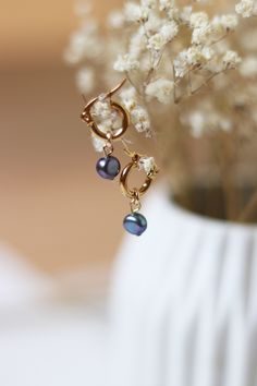 Small hoop earrings with dark blue freshwater pearls. Each pearl is unique in its shape and size. Take off the charms and get a pair of simple hoop earrings! 〔 𝐃 𝐞 𝐬 𝐜 𝐫 𝐢 𝐩 𝐭 𝐢 𝐨 𝐧 & 𝐒 𝐢 𝐳 𝐞 〕 Gold stainless steel hoops, thickness ~2mm (0.08"), width - 10mm (0.4"). Freshwater pearl ~ 6mm (0.2") Length of earrings - 22mm (0.86"). 〔 𝐏 𝐚 𝐜 𝐤 𝐚 𝐠 𝐢 𝐧 𝐠 & 𝐒 𝐡 𝐢 𝐩 𝐩 𝐢 𝐧 𝐠 〕 It takes 1 to 2 days to prepare your order for shipping. All packages are shipped by local post Blue Pearl Earrings, Simple Hoop Earrings, Freshwater Pearls Earrings, Paper Gift Bags, Blue Pearl, Pearl Charms, Huggie Hoop Earrings, Bead Jewellery, Pink Bow