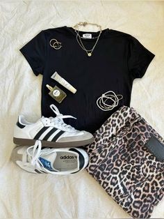 #outfitoftheday #ootd #outfits #cheetah #comfy #fall Cheetah Print Fall Outfits, Casual Zoo Outfit Fall, Outfits With Cheetah Print, Fall Zoo Outfit, Cheetah Print Jeans Outfit, Cheetah Outfit Ideas, Cheetah Jeans Outfit, Cheetah Inspired Outfit, Cheetah Print Fit