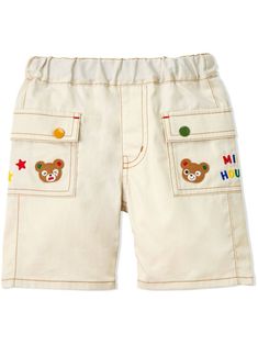 off-white cotton bear motif embroidered logo to the front elasticated waistband adjustable waist strap two front flap pockets two rear flap pockets White Shorts With Pockets For Streetwear, White Streetwear Shorts With Pockets, Cotton Shorts With Logo Print, Heart Shorts Boys, Playful White Cotton Shorts, Boys Casual, Flap Pocket, White Cotton