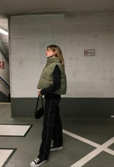 Styling Green Puffer Vest, Green Puffer Vest Outfit Aesthetic, Green Vest Winter Outfit, Cropped Vest Puffer, Style Puffy Vest, Vest Outfits Puffer, Puffer Waistcoat Outfit, Green Gilet Outfit Women, Gilet Puffer Outfit