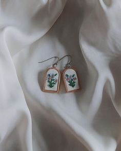 Handmade polymer clay floral dangle earrings with a gold frame Polymer Clay Vintage Jewelry, Air Clay Earrings, Polymer Clay Earrings Flowers, Earring Frame, Clay Inspo, Painted Earrings, Ceramic Earring, Polymer Jewelry, Whimsical Fashion