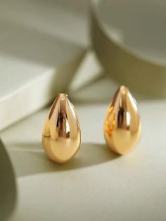 These stunning gold hoop earrings feature a sleek, modern teardrop shape, offering a bold yet elegant statement. Their polished, high-shine finish reflects light beautifully, enhancing the rich, luxurious tone of the gold. Perfect for both everyday wear and special occasions, these earrings exude sophistication and timeless style, making them a versatile addition to any jewelry collection. Their smooth, rounded design ensures comfort, while the unique shape adds a contemporary edge to classic gold hoops. Measurements: Height: 26mm (1.02 inches) Width: 21mm (0.83 inches) Thickness: 13mm (0.51 inches) Weight: 4.08g (0.14 oz) Luxury Gold Teardrop Earrings With Polished Finish, Elegant 14k Gold Pear-shaped Teardrop Earrings, 14k Gold Pear-shaped Teardrop Earrings Gift, Gold Pear-shaped Earrings With Polished Finish, Elegant 14k Gold-filled Teardrop Earrings, Classic Gold, Wedding Jewelry Earrings, Gold Hoop Earrings, Huggies Earrings