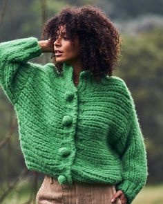 model wearing green chunky knit cardigan with large buttons and brown corduroy pants Pom Pom Sleeve Sweater, Fun Sweaters Cardigan, Fun Sweaters, Pull Grosse Maille, Crochet Couture, Heavy Knit Sweater, Balloon Sleeve Sweater, Fun Shirts, Green Things