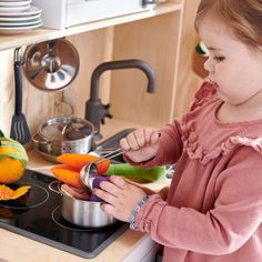 DUKTIG 5-piece toy kitchen utensil set, multicolor. Play is more fun when things look real. These kitchen accessories will make your child feel like a master chef. Made of durable, non-toxic materials. Metal part: Stainless steel. Ikea Duktig, Vegetable Boxes, Head Of Lettuce, Cookware Set Stainless Steel, Colorful Salads, Kitchen Utensil Set, Different Vegetables, Mini Kitchen, Ikea Family