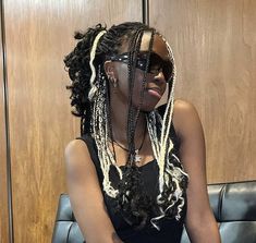 Black And Blonde Y2k Hair, Black And White Goddess Braids, Black And White French Curl Braids, White And Black Box Braids, Skunk Braids For Black Women, Skunk Hair Braids, Black And Blonde Twists, Black And Silver Braids, Blond And Black Braids