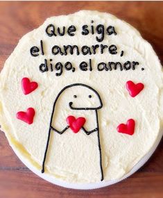 a cake that has been decorated with hearts and the words que siga el amarore, digo el amor