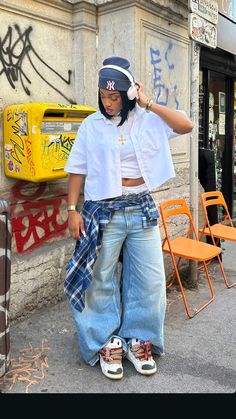 90s Streetwear Black Women, 2000s Fashion Black Women, Curly Hair Anime, Jeans Outfit Inspiration, Street Fashion Aesthetic, Black 90s Fashion, Curly Hair Aesthetic, Looks Hip Hop, Street Style Outfits Casual