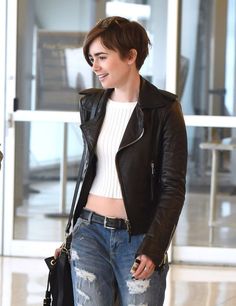 Lily Collins Short Hair, Lily Collins Hair, Torn Jeans, Pixie Hair, Girl Haircuts, Cooler Look, Short Haircut, Girl Short Hair, Short Styles