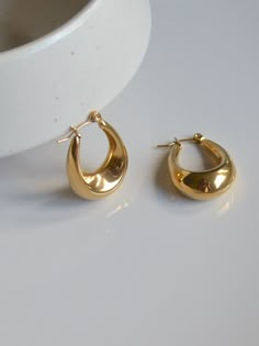 This oval hoop is the ideal jewelry for every occasion, as it is both simple and cool. Simply elegant french-styled huggie earrings. Sparkle and shine with hoop huggie earrings from now. ♥ SIGN UP for 10% OFF your first order: https://bit.ly/3olIlWf ♥ DETAILS - Size: details in the photos - Weight: 3.5g / 0.0077lb (each hoop earring) - Materials: Stainless steel, 18k gold plating. - Nickel-free, anti-corrosion, tarnish-resistant, and hypoallergenic. - Allergy-free earrings: safe for sensitive sk Gold Teardrop Hoop Earrings, Good Hoop Earrings, Cool Earrings, Oval Hoop Earrings, Minimal Earrings, Earrings Teardrop, Light Earrings, Style Français, Free Earrings