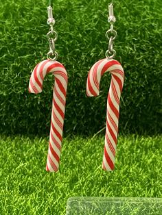 Super cute colorful soft Christmas candy cane clay earrings. 2 styles to choose from Candy Cane Christmas, Party Kleidung, Party Earrings, Acrylic Flowers, Bee Design, Earrings Cute, Christmas Candy Cane, Holiday Themes, Party Accessories