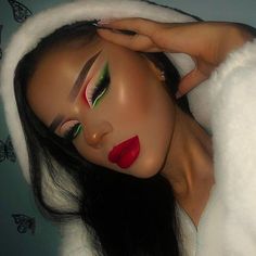 Pretty creative Christmas makeup looks, these are festive and willbring outthe joyful side of christmas. Creative Christmas Makeup Looks, Maquillage Yeux Cut Crease, Make Up Designs, Drag Make-up