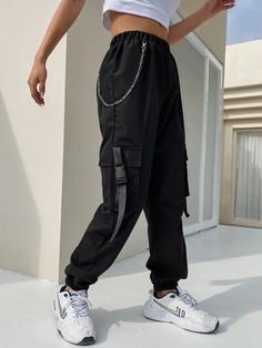 Cargo Pants With Chain, Chain Pants, Black Cargo Pants, Tomboy Style Outfits, Style Noir, Women Cargos, Tomboy Fashion, Cargo Pants Women